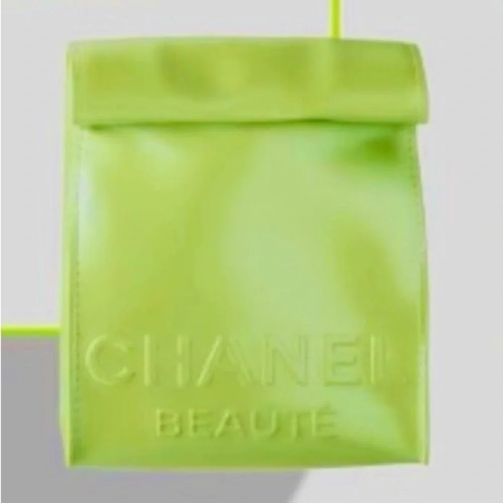 NEW Chanel Takeaways Makeup Bag & Makeup Brush Bundle